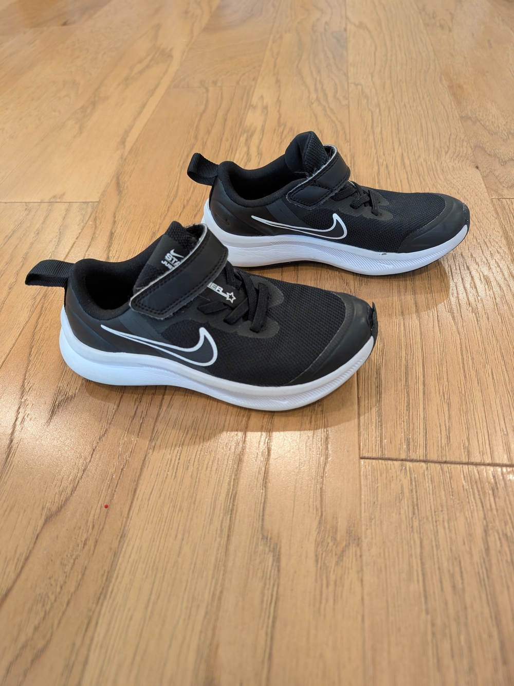 Nike Star Runner 2 Kids Black and White Hook-and-Loop Athletic Sneakers
